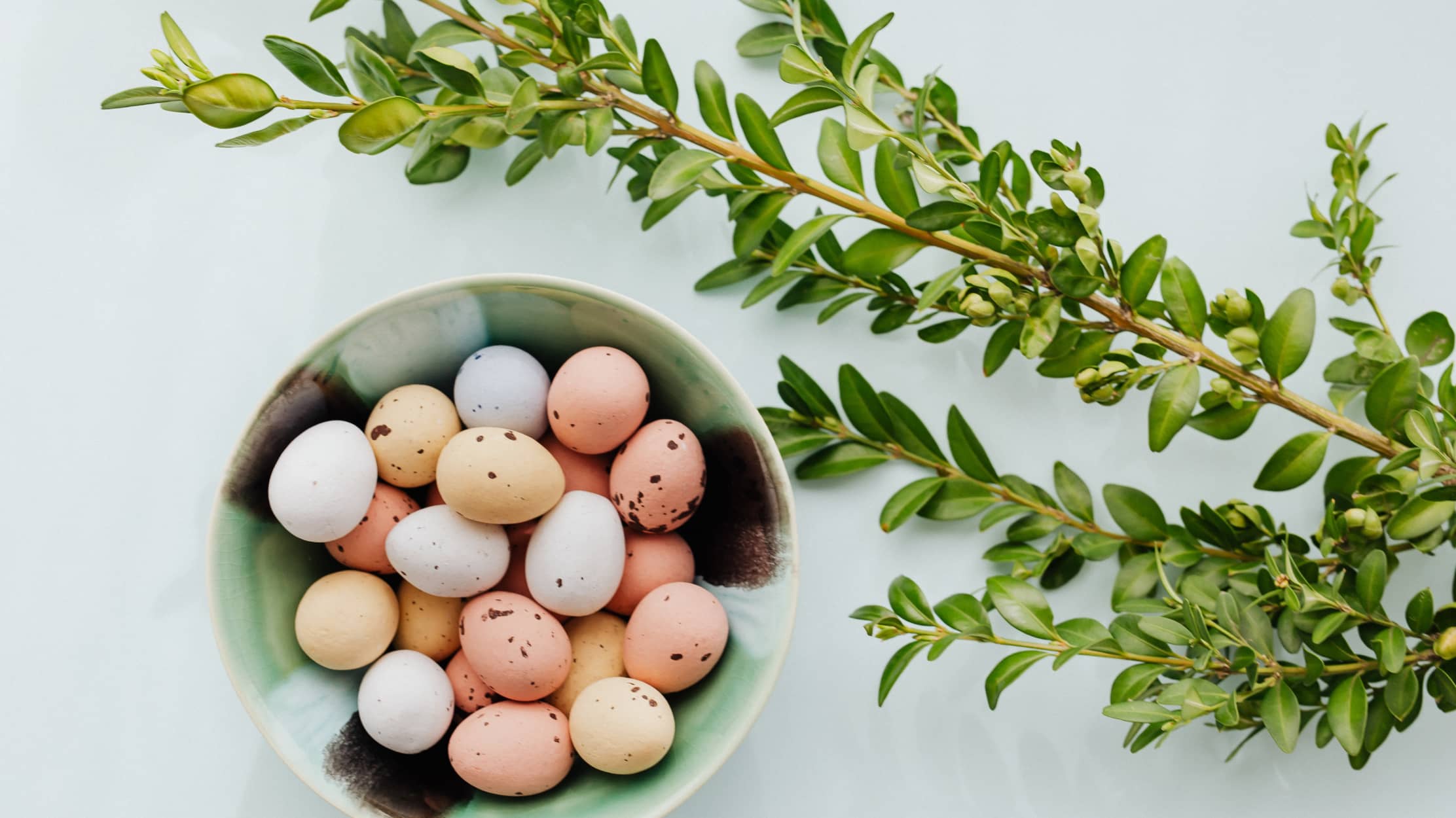 ovos coloridos de páscoa nas empresas